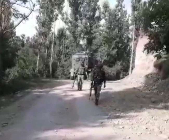 जम्मू कश्मीर: शोपियां जिले के नरवानी इलाके में आतंकवादियों और सुरक्षाबलों के बीच मुठभेड़ जारी