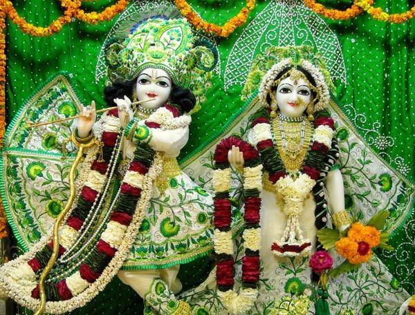 राधा ने चलाए आर्डर श्याम छनकाए नूपुर