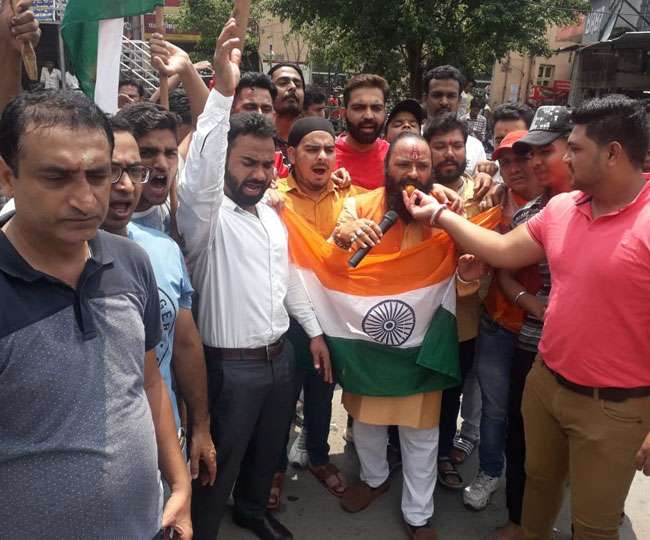 Article 370: उत्तराखंड में जश्न का माहौल, जानिए बाबा रामदेव, संत समाज और कश्मीरियों का क्या है कहना
