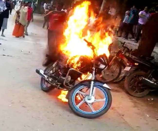 25 हजार का चालान कटते ही युवक ने बाइक में लगा दी आग, जानें फिर क्या हुआ