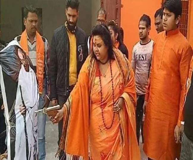 गांधी के पुतले को गोली मारने का मामला: पूजा शकुन और अशोक पांडेय दिल्ली से गिरफ्तार