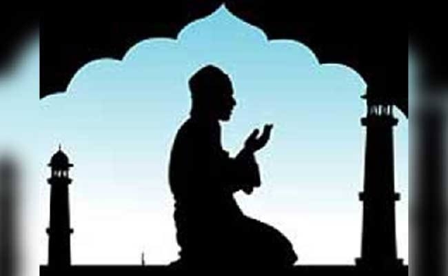 muslim doing worship in etkaf