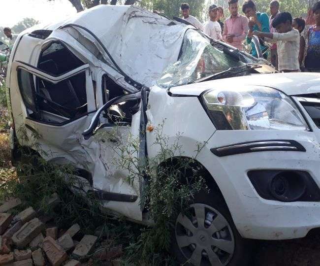 निर्माणाधीन टोल प्लाजा के डिवाइडर से टकराई कार, 3 युवकों की मौत, 2 घायल