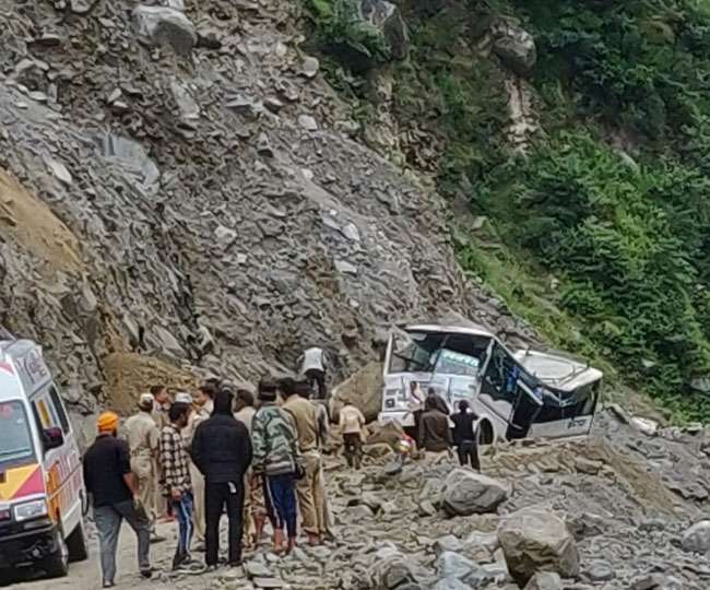 बदरीनाथ हाईवे में मलबे में दबी बस, 7 यात्री फंसे; चमोली में बादल फटा