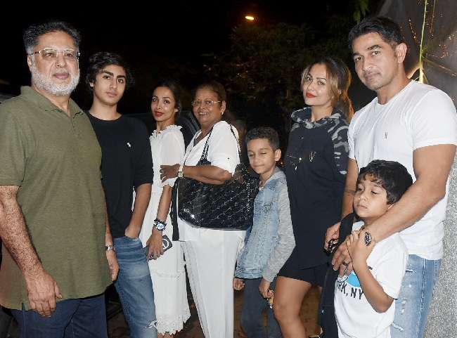 Malaika Arora अपने पूरे परिवार संग आईं नजर, बेटे Arhaan Khan भी थे मौजूद,  देखिए तस्वीरें - IN PICS Malaika Arora Spotted With Family Including His  Son Arhaan Khan Sister Amrita Arora