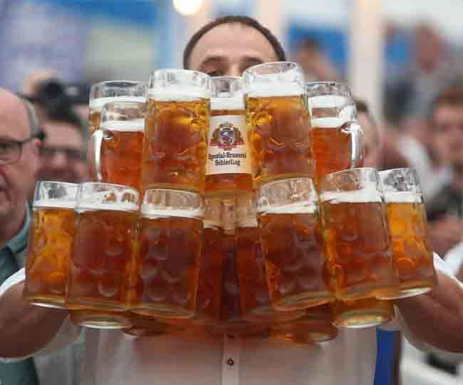 इस शख्‍स ने एक साथ सबसे ज्‍यादा ब‍ियर मग उठाकर तोड़ा अपना प‍िछला र