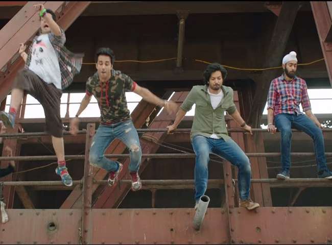 बीस फीट ऊंचाई वाले ब्रिज से फुकरों ने लगाई छलांग, और फिर...