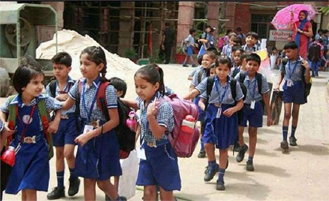 तपती गर्मी मे तड़प रहे स्कूली बच्चे - School children yearning for hot  summer