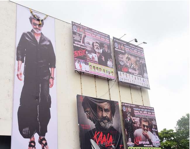 फिल्म काला के लिए फैंस हुए थे क्रेजी, पोस्टर पर चढ़ाया दूध और किया अभिषेक -  Fans got crazy for Rajinikanth film Kala