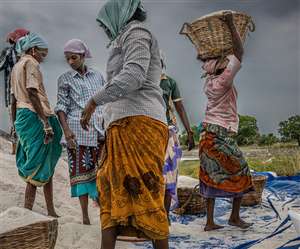 वोट देने में आगे, पगार पाने में पीछे, आधी आबादी के अधूरे अधिकारों का ये है पूरा सच