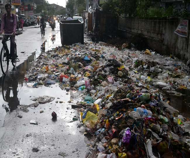 शहर से नहीं हुआ कूड़े का उठाव, सड़कों पर जमा हुआ दो सौ टन कचरा Muzaffarpur News