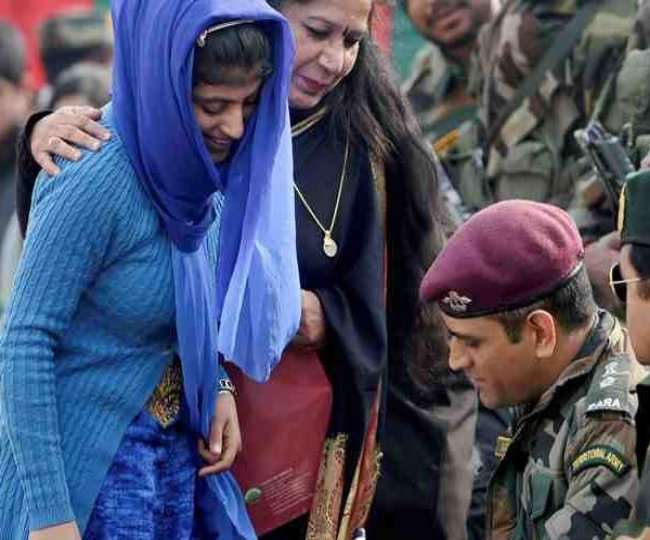 कश्मीर में तनाव से बेखौफ अपनी ड्यूटी पर तैनात हैं महेंद्र सिंह धौनी, जानिए क्या हैं उनकी दिनचर्या! Srinagar News