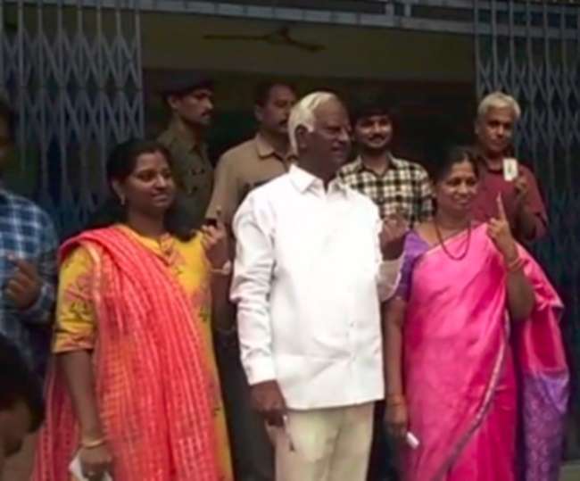 Telangana Election 2018: डिप्टी सीएम श्रीहरि ने किया मतदान, परिवार के साथ पहुंचे