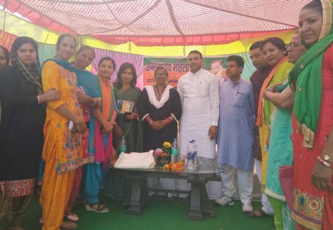 उत्कृष्ट कार्य के लिए महिलाओं को किया सम्मानित women were honoured