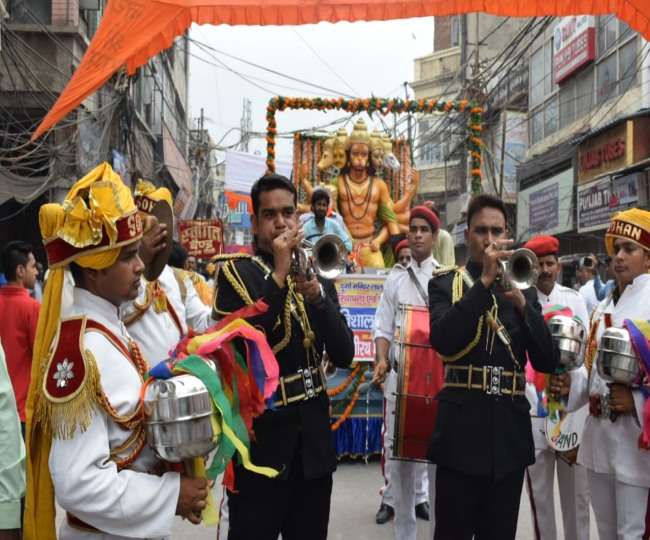दिल्ली : लाल कुआं इलाके में कड़ी सुरक्षा के बीच शांतिपूर्वक मूर्ति स्थापित