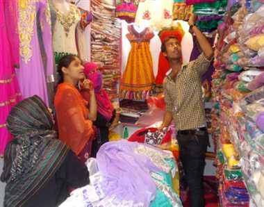 ईद को लेकर बाजार में बढ़ी रौनक