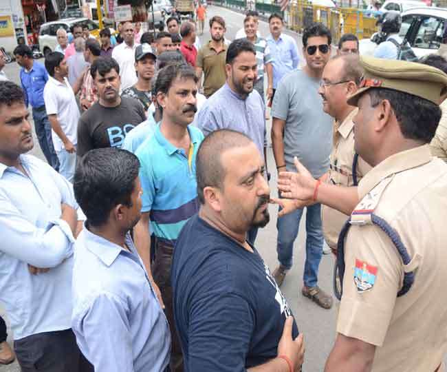 पुलिस के ट्रैफिक प्लान पर लोगों का अड़ंगा, विरोध के बाद खोला कट Dehradun News