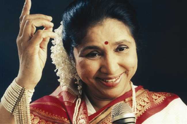 Maharashtra Bhushan Award conferred to legendry Singer Asha Bhosale, Lata Mangeshkar congratulates her while she celebrates with granddaughter