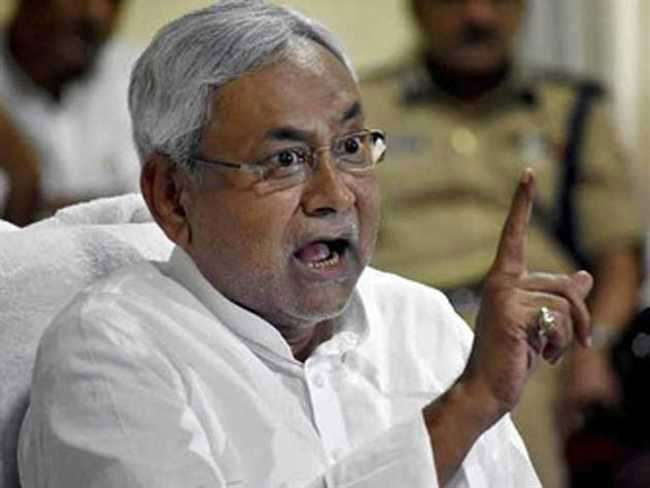 bihar cm nitish kumar was addressing in araria and became angry on protest