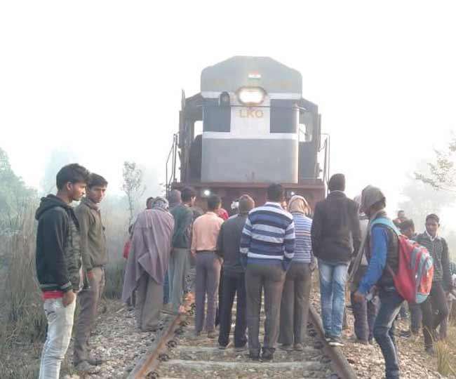 गोरखपुर में रेलवे ट्रैक पर फंसी कार और सामने से आती नजर आई ट्रेन