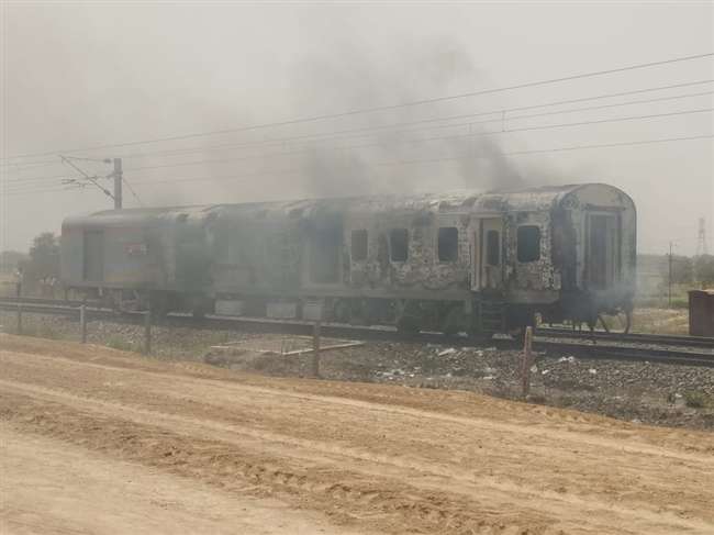 Burning Train: UP-Bihar सहित 5 राज्यों को जोड़ने वाली ट्रेन में लगी आग, दिल्ली-हावड़ा रूट बाधित