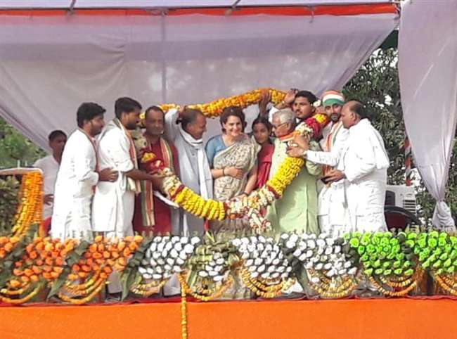 Priyanka in Jaunpur : जौनपुर में प्रियंका गांधी ने कहा- नरेंद्र मोदी कायर और डरपोक पीएम