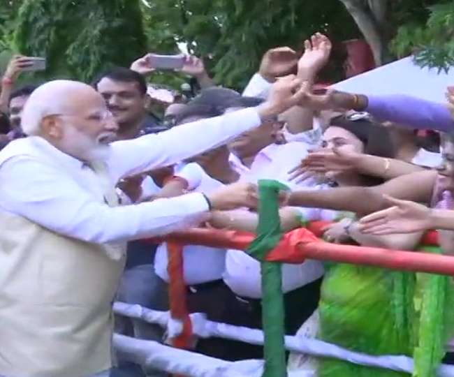 LIVE: कोलंबों में भारतीय समुदाय को संबोधित करने के बाद लोगों से मिले PM मोदी