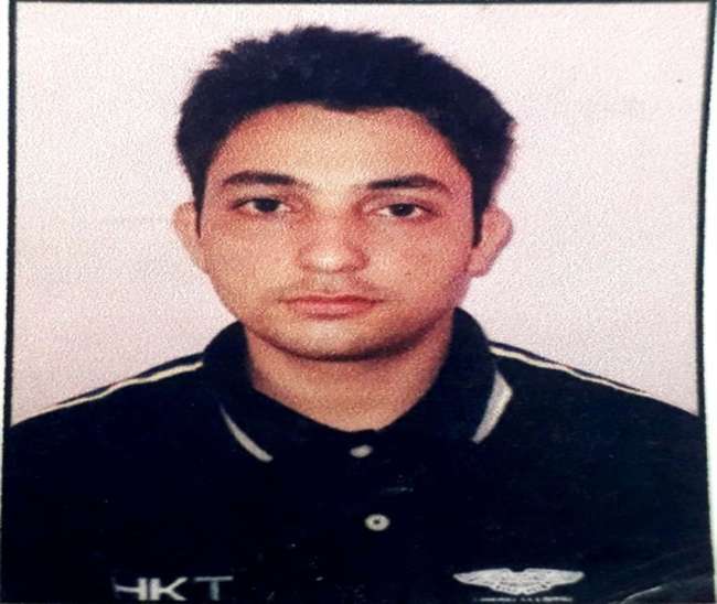 फंदे पर लटका मिला सिपाही का शव, पहुंची पुलिस तो उड़ गए होश Amroha News