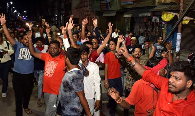 आर्यकन्या चौराहे के पास मोहर्रम जुलूस में फंसी कार में तोडफ़ोड़ पर बवाल Prayagraj News