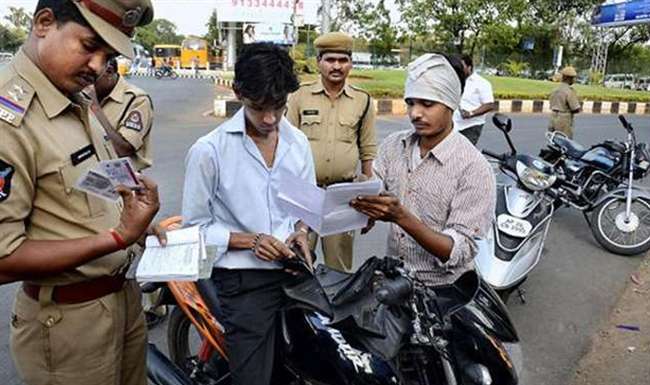 चलती गाड़ी से चाबी नहीं निकाल सकती पुलिस, सिर्फ इन्हें है चालान करने का अधिकार - police rights for traffic voilation in india