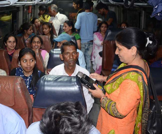 पति की मौत के बाद संभाली बच्चों की जिम्मेदारी, कंडक्टर बन जीता सबका दिल