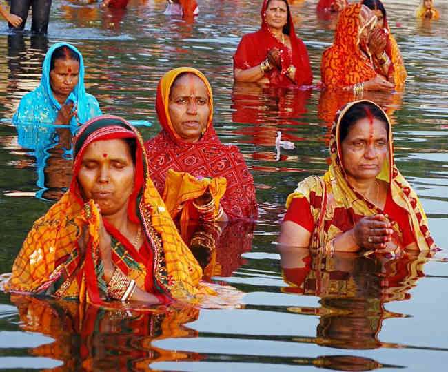 Chhath puja 2018: à¤à¤¬, à¤à¥à¤¯à¥à¤ à¤à¥à¤° à¤à¥à¤¸à¥ मनाया à¤à¤¾à¤¤à¤¾ हॠà¤à¤ परà¥à¤µ, à¤à¤¾à¤° दिन à¤à¤²à¤¤à¤¾ हॠà¤à¤¤à¥à¤¸à¤µ