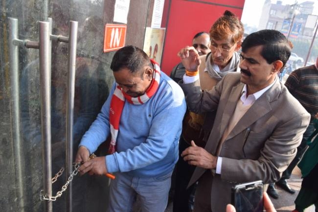 नगर निगम ने एंजल प्राइम मॉल किया सील -