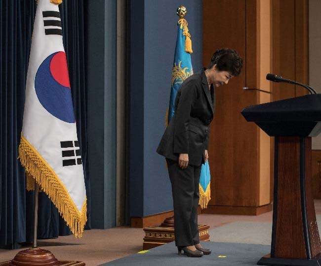 शीर्ष कोर्ट से हटाई गईं भ्रष्‍टाचार के आरोपों से घिरी दक्षिण कोरिया की राष्‍ट्रपति