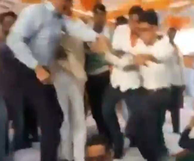 à¤®à¤¹à¤¾à¤°à¤¾à¤·à¥à¤à¥à¤° à¤à¥ à¤à¤²à¤à¤¾à¤à¤µ à¤®à¥à¤ à¤­à¤¾à¤à¤ªà¤¾ à¤à¤¾à¤°à¥à¤¯à¤à¤°à¥à¤¤à¤¾à¤à¤ à¤à¥ à¤¬à¥à¤ à¤à¤®à¤à¤° à¤®à¤¾à¤°à¤ªà¥à¤, à¤µà¥à¤¡à¤¿à¤¯à¥ à¤µà¤¾à¤¯à¤°à¤²