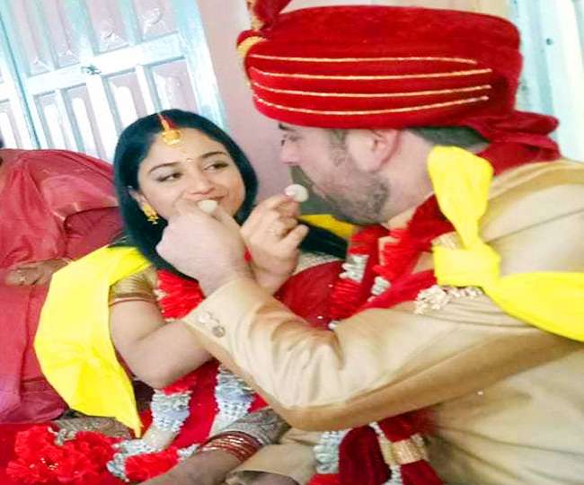 कनाडा का निकोलस प्रेमिका के लिए बना निखिल, हिंदू रीति रिवाज से शादी कर पेश की मिशाल