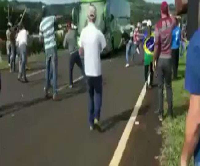 ब्राजील टीम की बस पर पत्थर- अंडे फेंकने वाले इस वीडियो को देखा? यह नकली है !