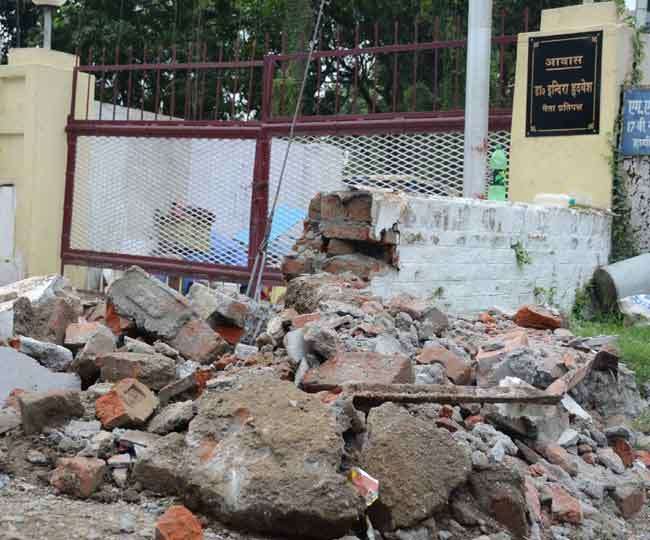 नेता प्रतिपक्ष की कोठी के अतिक्रमण पर चली जेसीबी, अधिकारियों ने स्वयं हटाए अतिक्रमण