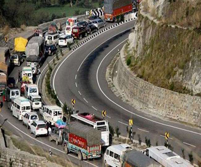 जवाहर सुरंग में दरारें रोका गया ट्रैफिक; वाहनों की लगीं कतारें