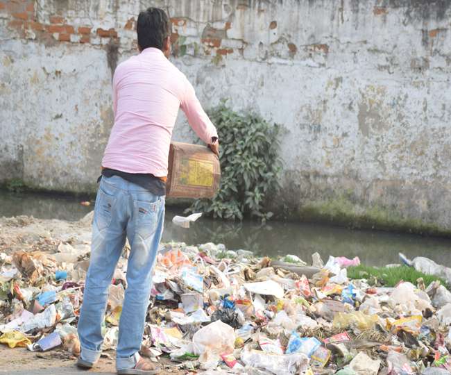 जहां मर्जी फेंक दिया कूड़ा, चाहत स्वच्छ व स्वस्थ शहर की - Throwing garbage  here and there and wanting to clean the city