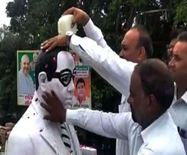 RSS नेता के अंबेडकर प्रतिमा पर माल्यार्पण के विरोध में दलित वकीलों ने गंगा जल से किया 'शुद्धिकरण'