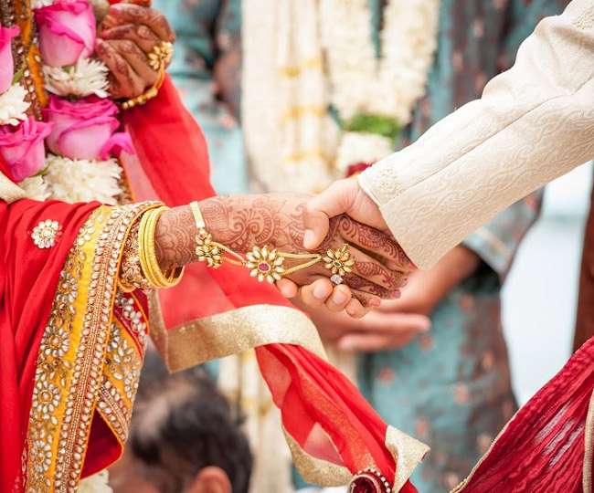 हिंदू बनकर लड़की ने की युवक से शादी, जबरन गोमांस खिलाने का आरोप