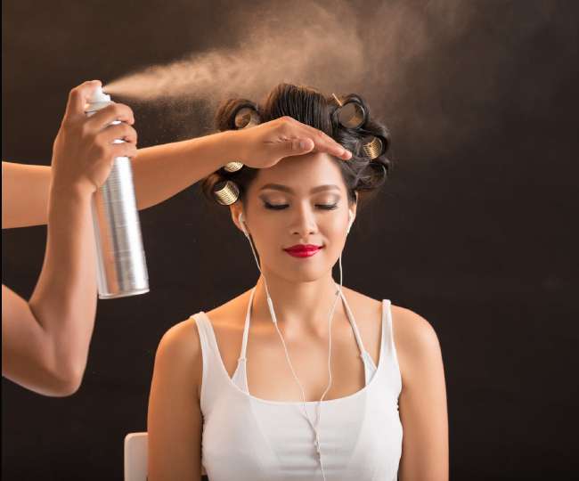 बालों को सेट करना हो या करनी हो स्टाइलिंग, हेयर स्प्रे का सही इस्तेमाल  जानना है बहुत जरूरी - How to use hair spray