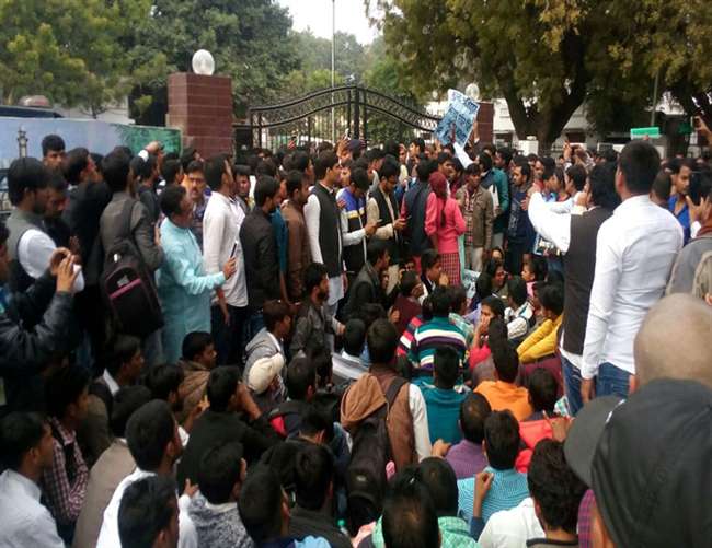 इलाहाबाद में छात्र की हत्या के बाद बवाल बढ़ा, मुख्य आरोपी की गिरफ्तारी की मांग