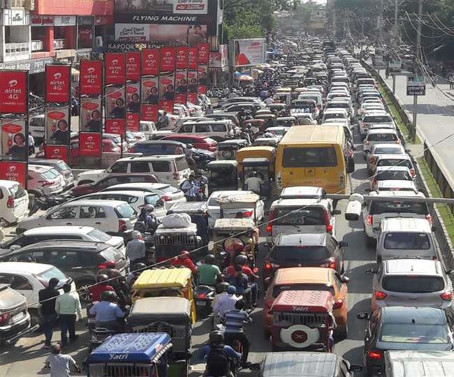 Ex CM Arjun munda in traffic jam lalpur chowk to jail chowk went on foot