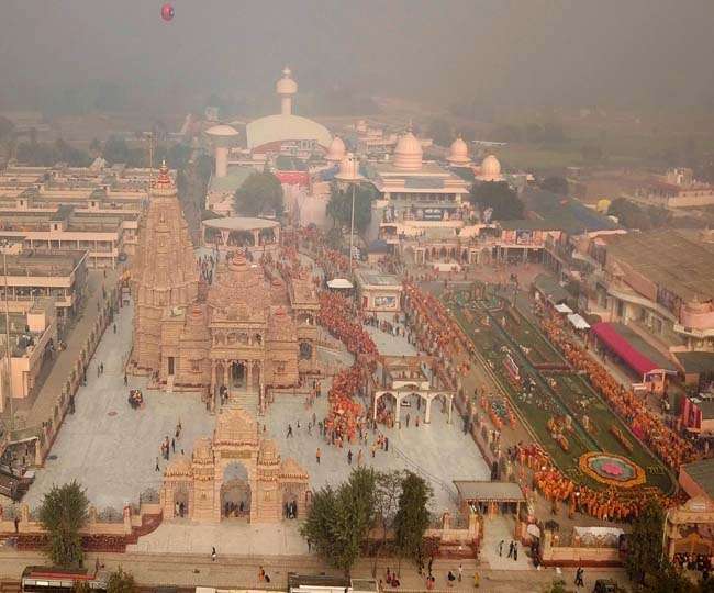 कृपालु महाराज के अनुयायियों ने पेश की मिसाल, रंगीली महल में 600 लोगों ने किया रक्तदान