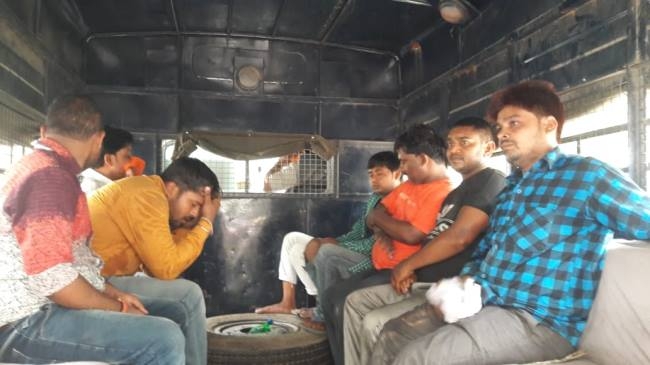 अलीगढ़ में हिंदू जागरण मंच के कार्यकर्ताओं पर पुलिस का लाठीचार्ज, आठ हिरासत मे