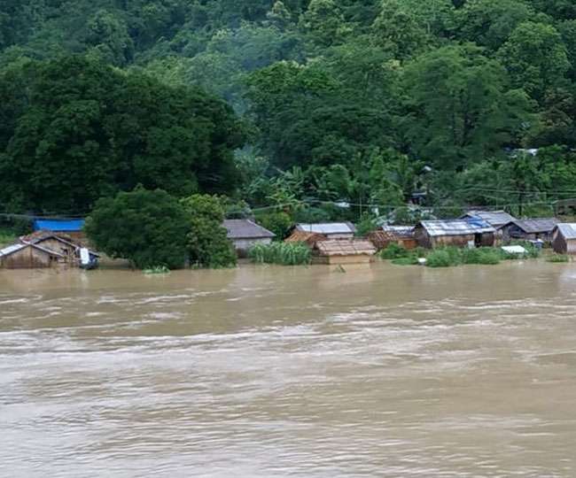 देशभर में आफत की बाढ़, पानी में डूबा एक पूरा गांव, उफान पर नदियां जान जोखिम में डालने को मजबूर लोग