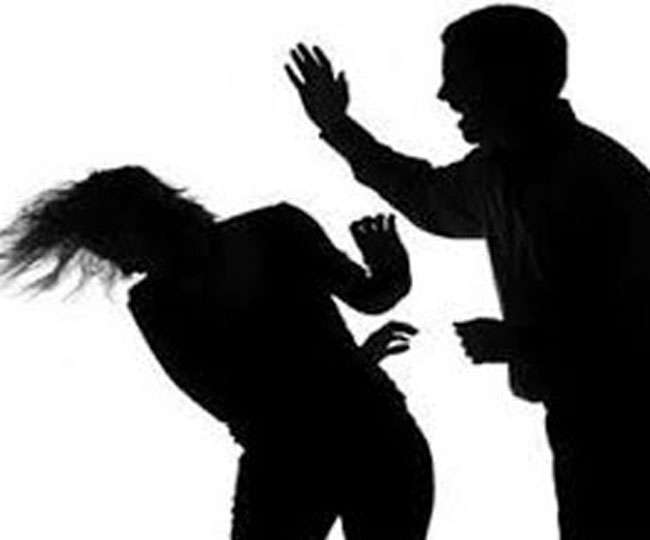 कोतवाली में पुलिस के सामने ही भिड़ गए पति-पत्नी, जमकर हंगामा - Conflict  between husband and wife