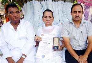 शहीद की पत्नी ने अपने पैसों से पति की याद में बनाया गेट